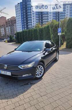 Седан Volkswagen Passat 2017 в Ивано-Франковске