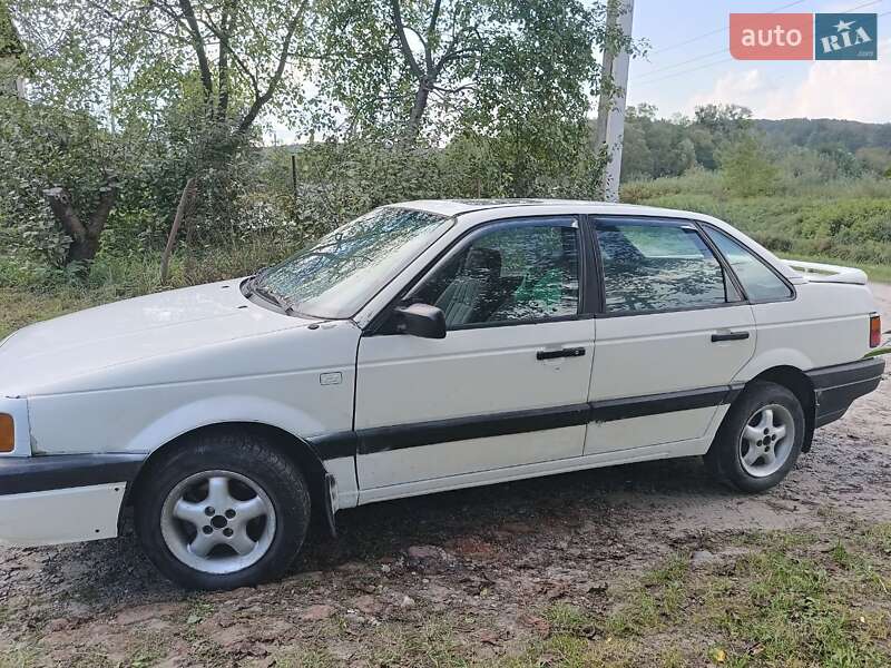 Седан Volkswagen Passat 1988 в Брюховичах