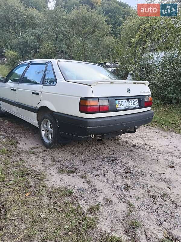 Седан Volkswagen Passat 1988 в Брюховичах