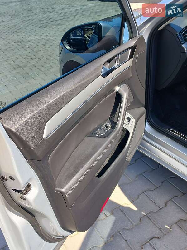 Седан Volkswagen Passat 2016 в Южном