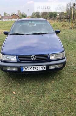 Седан Volkswagen Passat 1996 в Олевську