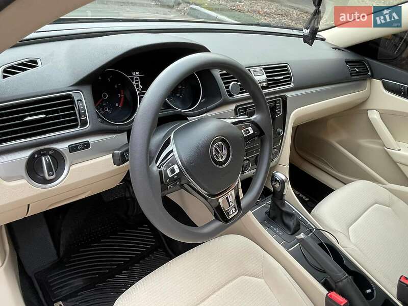 Седан Volkswagen Passat 2017 в Киеве