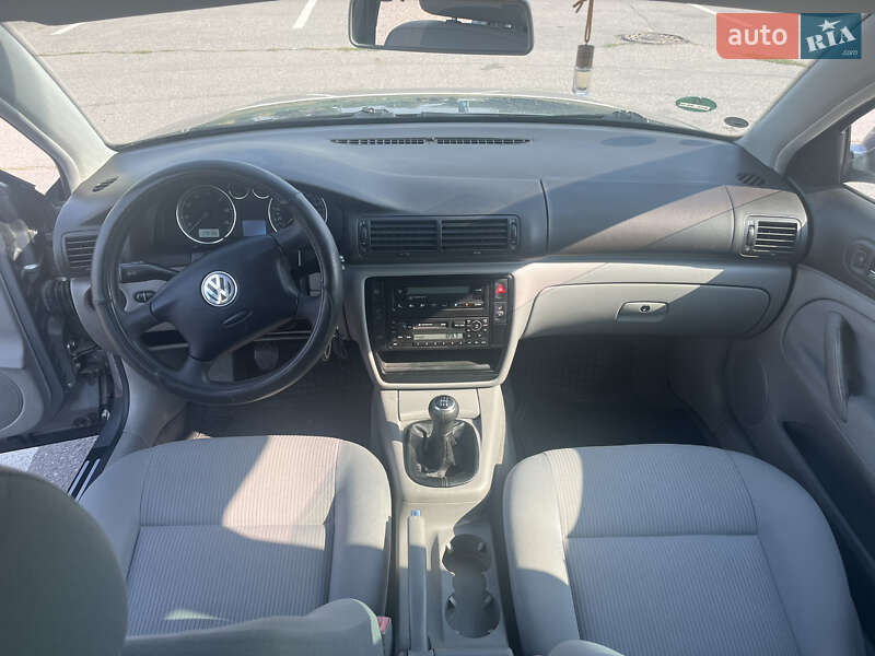 Седан Volkswagen Passat 2002 в Чернівцях