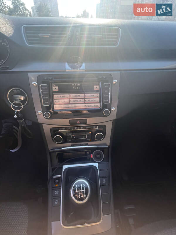 Универсал Volkswagen Passat 2011 в Киеве