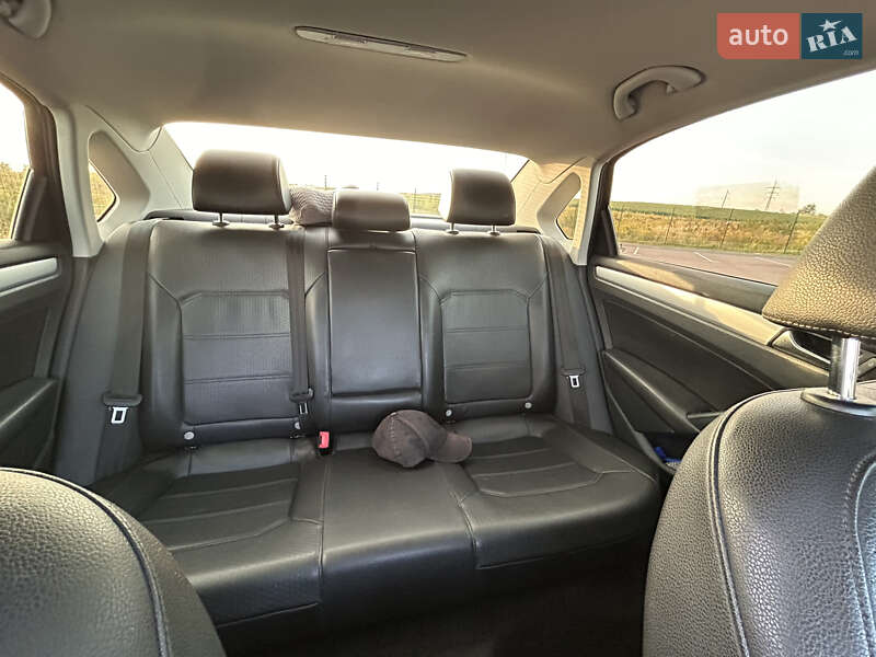 Седан Volkswagen Passat 2012 в Ровно