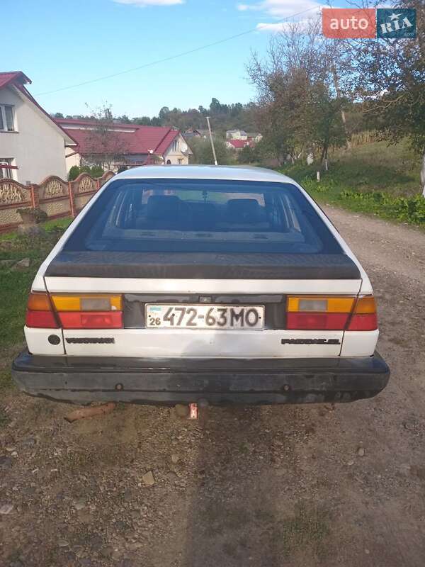Універсал Volkswagen Passat 1988 в Нижніми Станівцями