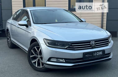 Седан Volkswagen Passat 2015 в Киеве