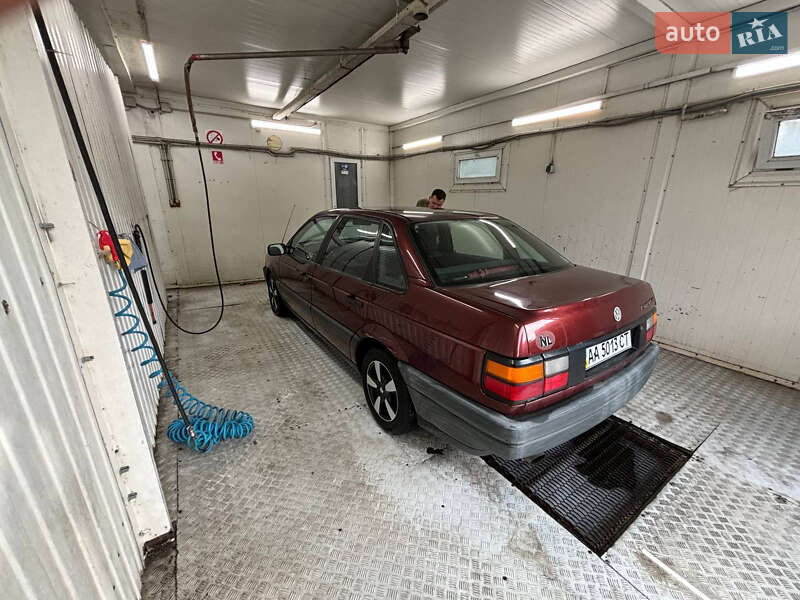 Седан Volkswagen Passat 1991 в Побужском