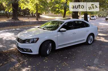 Седан Volkswagen Passat 2015 в Днепре