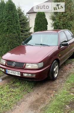 Седан Volkswagen Passat 1994 в Мостиске