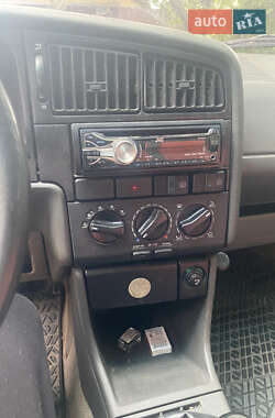 Универсал Volkswagen Passat 1993 в 