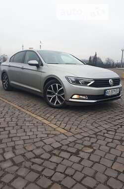 Седан Volkswagen Passat 2015 в Мукачевому