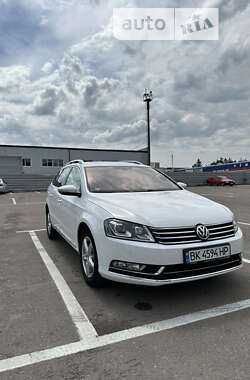 Універсал Volkswagen Passat 2011 в Рівному