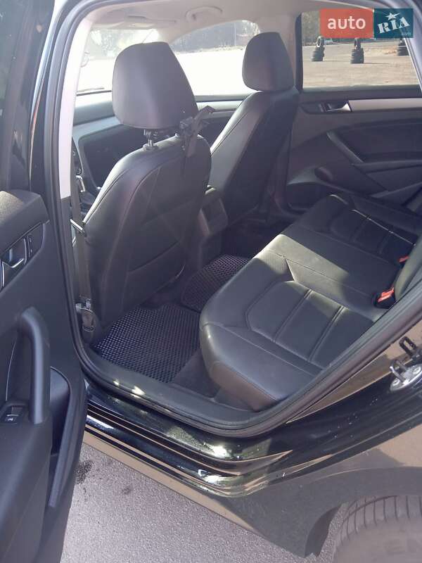 Седан Volkswagen Passat 2013 в Харькове