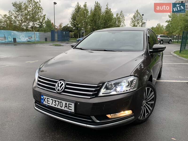 Седан Volkswagen Passat 2012 в Днепре