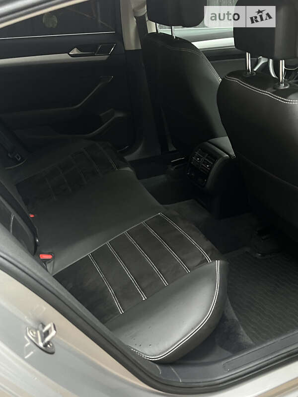 Седан Volkswagen Passat 2016 в Гадяче