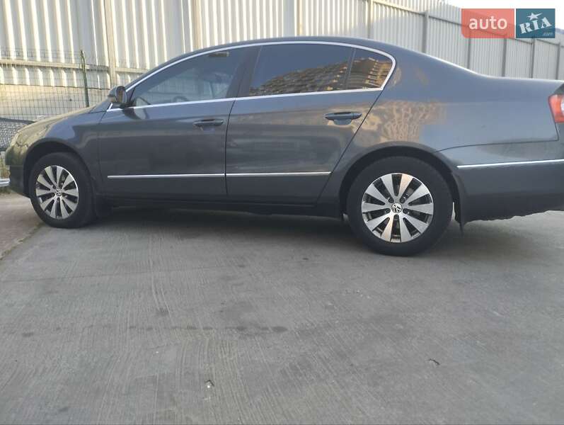 Седан Volkswagen Passat 2010 в Киеве