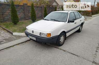 Седан Volkswagen Passat 1988 в Вараше