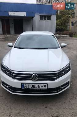 Седан Volkswagen Passat 2015 в Горішніх Плавнях