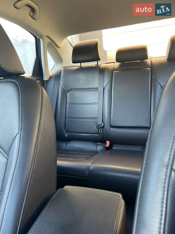 Седан Volkswagen Passat 2015 в Львове