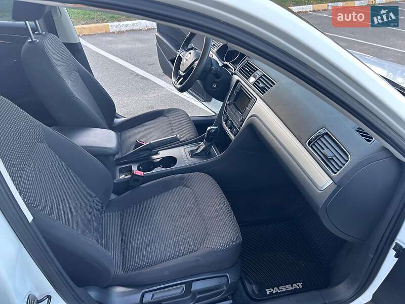 Седан Volkswagen Passat 2016 в Києві