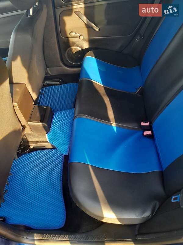 Седан Volkswagen Passat 2001 в Карлівці