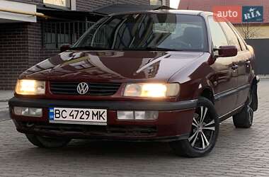 Седан Volkswagen Passat 1994 в Жовкве