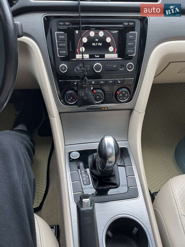 Седан Volkswagen Passat 2014 в Чернівцях