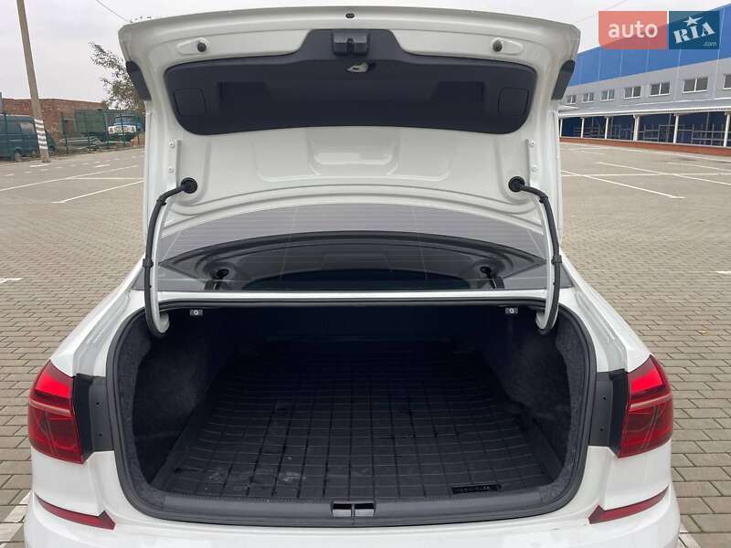 Седан Volkswagen Passat 2017 в Ромнах