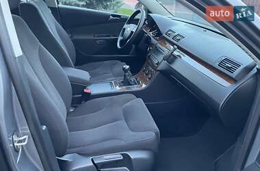 Седан Volkswagen Passat 2006 в Сарнах