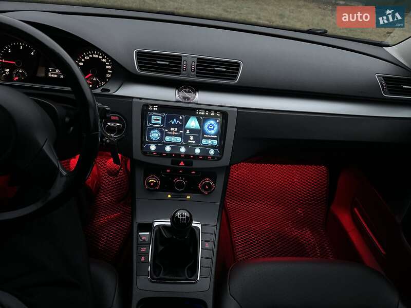 Універсал Volkswagen Passat 2011 в Дніпрі