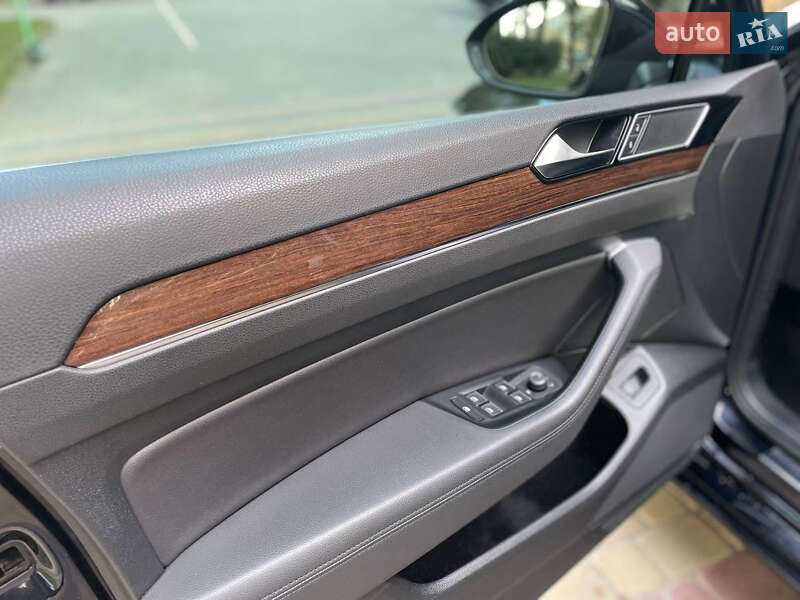 Седан Volkswagen Passat 2015 в Чернівцях