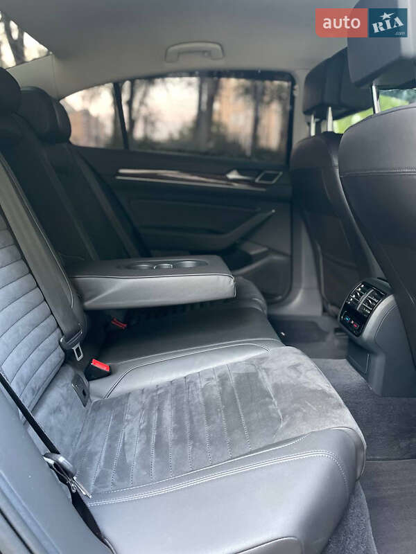 Седан Volkswagen Passat 2015 в Чернівцях