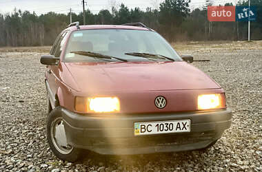 Універсал Volkswagen Passat 1993 в Новояворівську