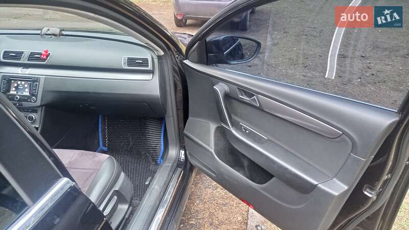 Універсал Volkswagen Passat 2012 в Житомирі