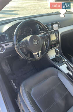 Седан Volkswagen Passat 2012 в Золочеві