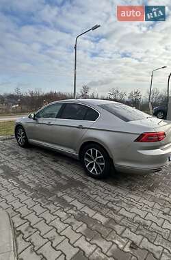 Седан Volkswagen Passat 2015 в Львове