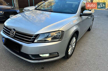 Универсал Volkswagen Passat 2013 в Хмельницком