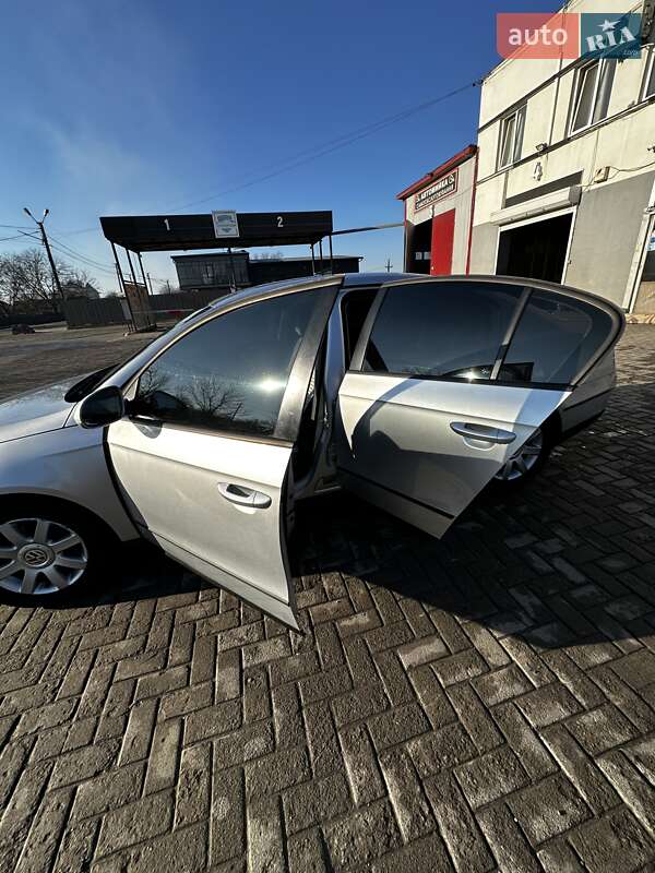 Седан Volkswagen Passat 2005 в Черновцах