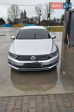 Універсал Volkswagen Passat 2015 в Жовкві