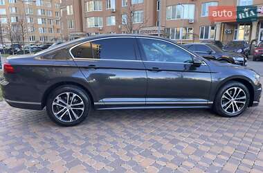 Седан Volkswagen Passat 2018 в Киеве