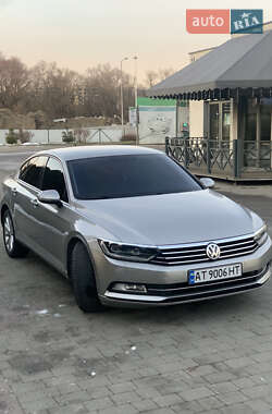 Седан Volkswagen Passat 2015 в Ивано-Франковске