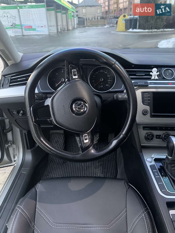 Седан Volkswagen Passat 2015 в Ивано-Франковске