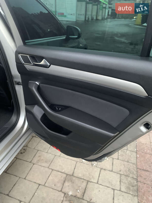 Седан Volkswagen Passat 2015 в Ивано-Франковске