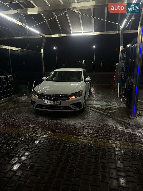 Седан Volkswagen Passat 2016 в Одессе
