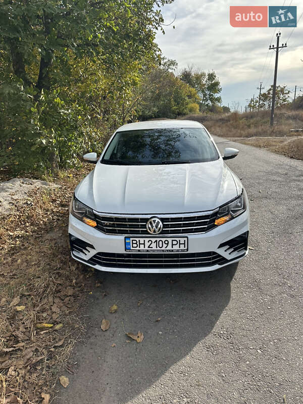 Седан Volkswagen Passat 2016 в Одессе
