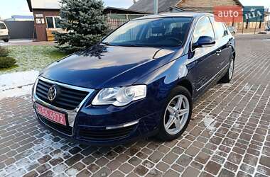 Седан Volkswagen Passat 2006 в Сарнах