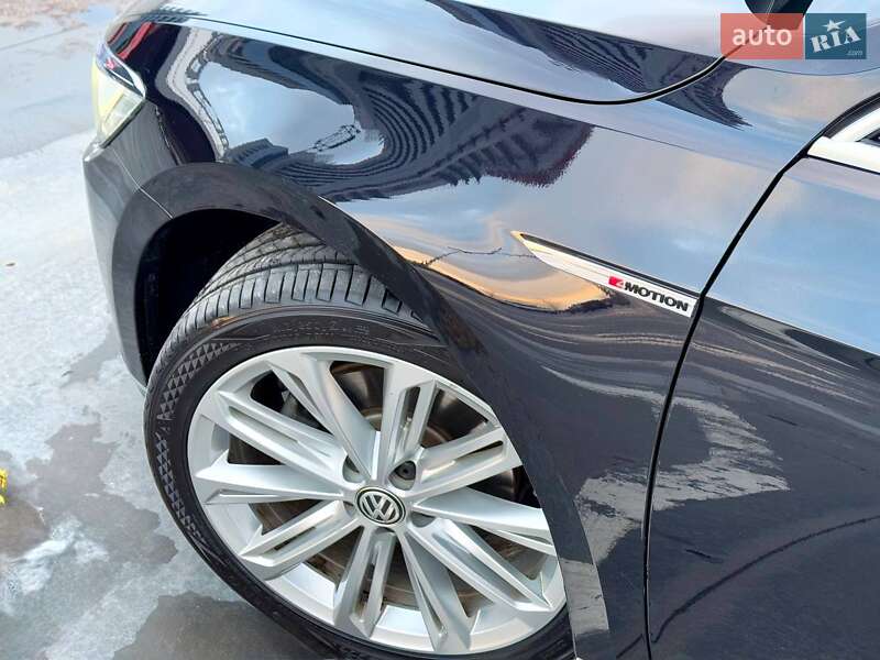 Седан Volkswagen Passat 2018 в Києві