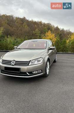 Седан Volkswagen Passat 2012 в Ужгороді