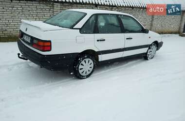 Седан Volkswagen Passat 1988 в Новояворовске